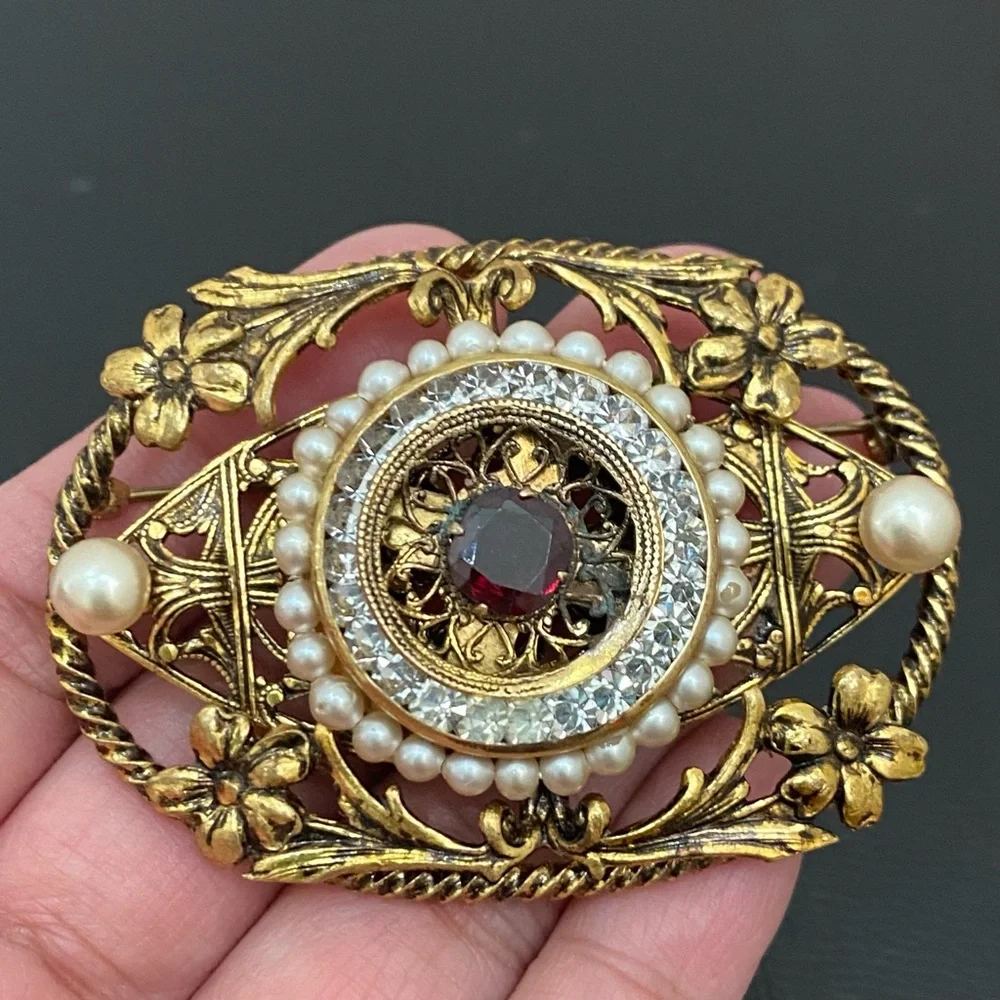 Vintage Unsigned Filigree Garnet Birthstone Faux Pearl Ornate Gold-tone Brooch - Picture 5 of 12